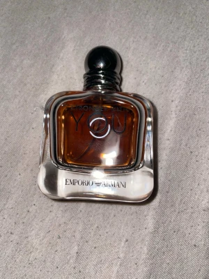 Emporio Armani Stronger With You parfym - Emporio Armani Stronger With You är en elegant parfym i en genomskinlig glasflaska med rundade former och svart rund kork. Doften har en varm bärnstensfärgad vätska och flaskan har stilren logga framtill. Perfekt för dig som gillar exklusiva och moderna dofter.