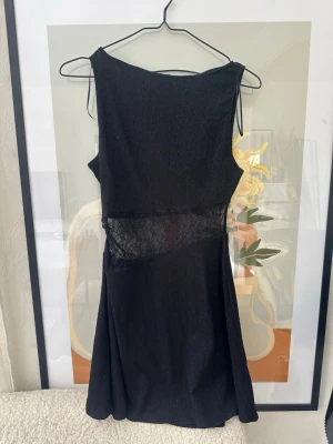 Populär Zara klänning med spetsdetalj - Säljer denna superfina populära Zara klänningen med spets i midjan! Helt oanvänd med prislapp kvar, storlek M 🪩