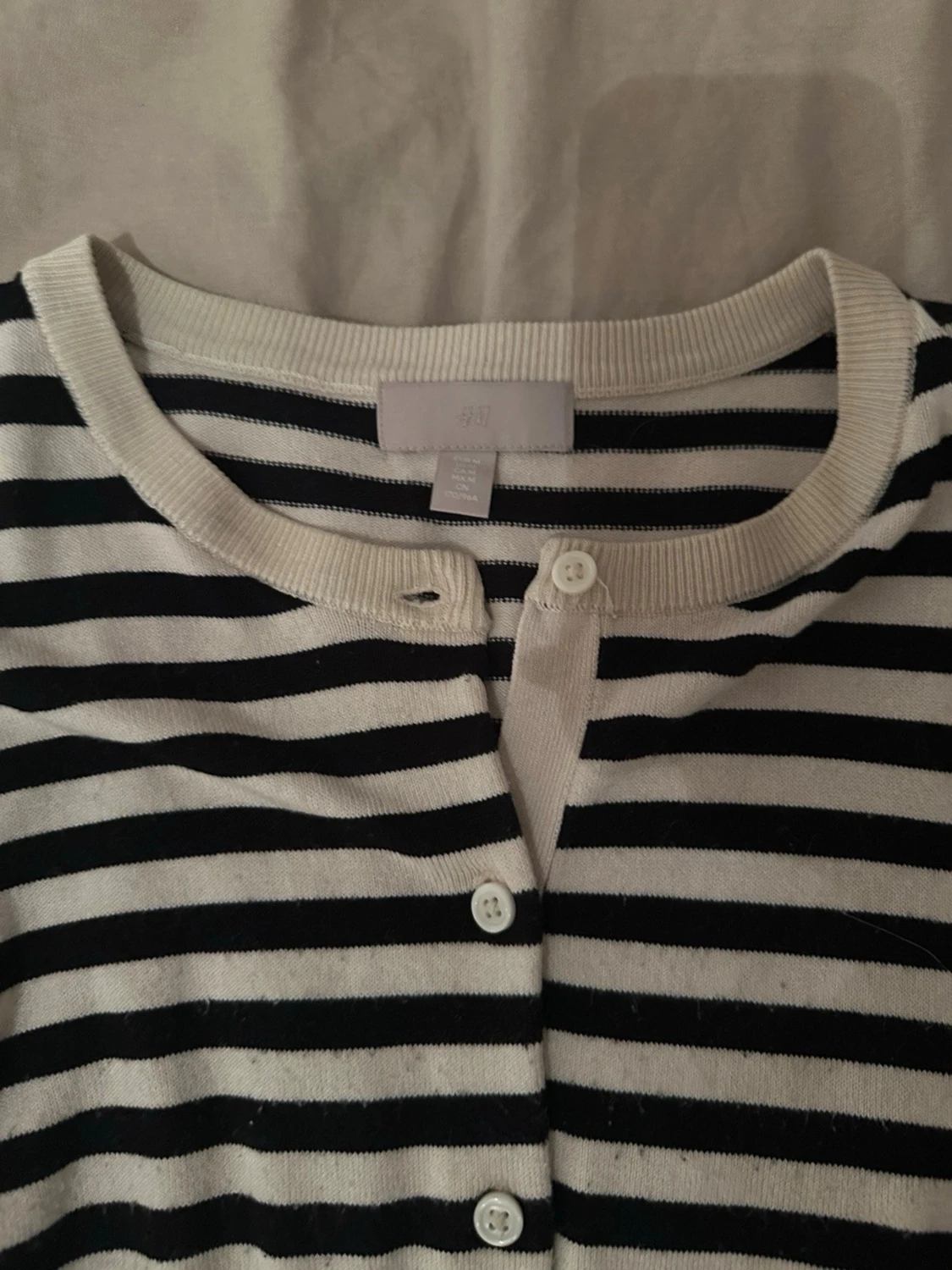 Randig svartvit kofta med knappar - 4