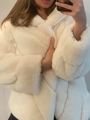 Vit pälsjacka med huva - Pälsjacka strl S/M