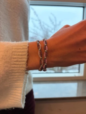 Bundle Armband - I denna bundle får du två handgjorda pärlarmband till ett mycket bättre pris. Ordinarie pris 138kr, nu 119kr ✅ Vid eventuella frågor skicka DM 😇