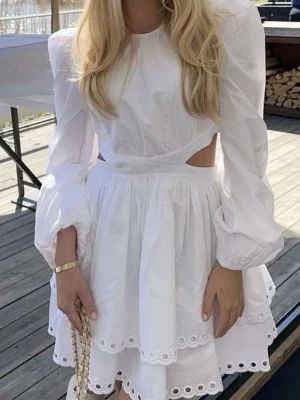 Vit klänning - Superfin vit klänning med puffärmar och öppen rygg. Storlek XS. Helt perfekt till studenten!