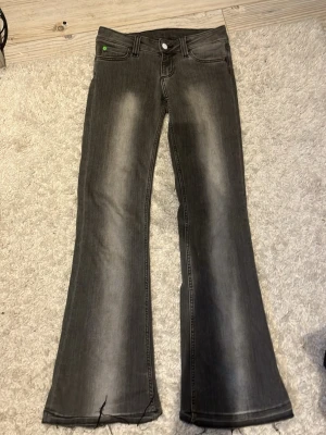 lågmidjade cheapmonday jeans - (STRL 27/30) Ett par gråa väldigt lågmidjade & bootcut cheap monday jeans, strl 27/30 💕Väldigt snygga och har inga defekter, i bra skick. Priset kan ändras!
