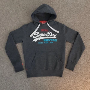 Superdry Hoodie - Tja! Säljer en Superdry Hoodie i storleken (M)-skick 8/10. Vid minsta lilla fundering hör av er! Först till kvarn!
