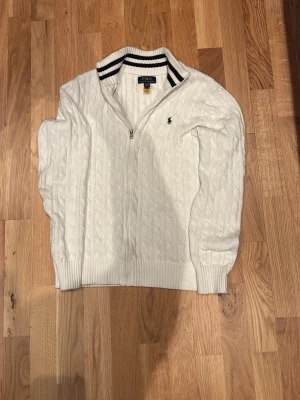 Ralph lauren tröja  - Finare modell i halv zip, 2995 ny pris. Haft den i 2 månader, säljer pga för stor.