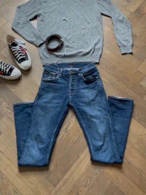 Nudie jeans blå  - Nudie jeans Grim Tim.  Fint skick.  Storlek 29/32