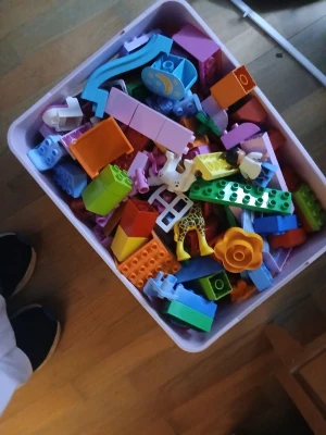Massa barn lego - En stor låda med massa barn lego som till exempel blommor, figurer och vanliga kolssar. Perfekt för lek till mindre barn. OBS LÅDAN FÖLJER INTE MED