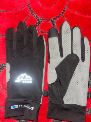 Handskar  - Jätte fin handske och den är oanvänd. 