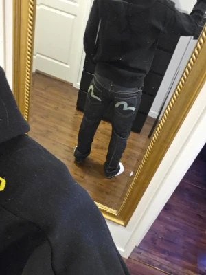 EVISU x PUMA - Säljer ett par vintage byxor Evisu i samarbete med puma. Byxorna inköpta I början av 2000-talet. Storleken är 34×32 men skulle säga att midjestorleken motsvarar 32 och längden 34.Bara hör av er så skickar jag bilder på måtten.