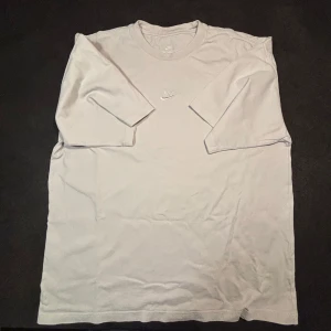 Vit Nike t-shirt med broderad logga - Säljer en riktigt snygg och eftertraktad Nike-t-shirt i klassiskt vitt. Tröjan har den ikoniska broderade Nike-loggan centrerad på bröstet (s.k. center swoosh) och har en perfekt oversized/boxy fit. Storlek: M (Medium) oversized. Mått: • Bröstvidd (armhåla till armhåla): ca 61 cm • Längd: ca 69-70 cm Skick:  Knappt använd, fint skick. Titta noga på bilderna för att göra din egen bedömning av skicket, säljes i befintligt skick enligt bilder. Hör av dig om du har några frågor! Köparen står för fr