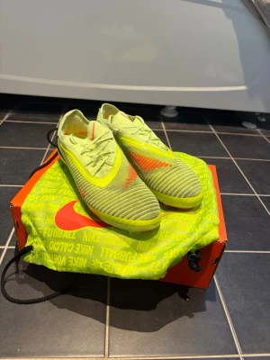 Nike fotbollskor - PHANTOM 6 LOW ELITE FG FOTBOLLSSKOR i storlek 45, använda ca 5 träningen men insåg att dom var för små köptes på unisports hemsida för 3399 i början av februari