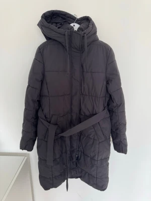 H&M Mama - Svart lång graviddunjacka med huva - Repa på baksidan, se bild.