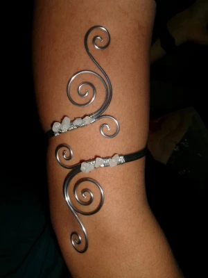 Armcuff  - Finns både i silver och guld💞 Lättböjd material som är enkel att justera. Vid osäkerhet, skriv gärna din till mig din omkrets på armen🥰 Jag gör även customs!