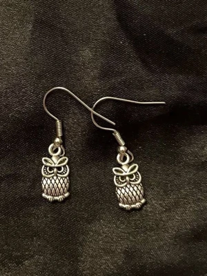 Ugglor örhängen silver imitation Owl Jewelry - Söta örhängen som ser ut som ugglor 🦉 Ca 1 x 0,5 cm