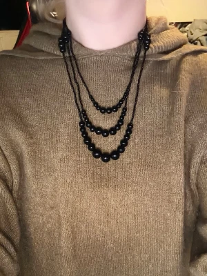 Svart pärlhalsband - Klassiskt och tidlöst halsband med flera rader av svarta pärlor i olika storlekar som skapar en vacker lager-på-lager-effekt. Inte justerbar. Inga synliga defekter. Använt sparsamt.  Längd: 49.5cm Vikt: 43g