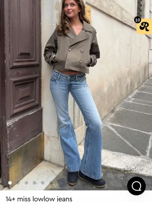 Miss Lowlow ljusblå bootcut jeans - Ljusblå bootcut jeans från Miss Lowlow med låg midja och klassisk femficksdesign. Jeansen har en lätt tvättad look och vida ben som ger en retro vibe. Perfekta för dig som gillar en avslappnad och trendig stil. I stl xs. Helt oanvända. 🩷