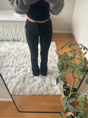 kostym byxor  - Svarta raka/bootcut kostymbyxor från Zara i storlek xs, passar mig som är runt 160💕