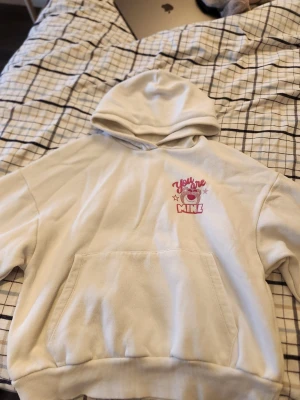 Vit hoodie med tryck 'You are mine' - Köptes i Spanien på bershka har använt den några gånger därav trycket som blivit lite bleknat men den är hel och ren och väldigt skön. Säljer då jag inte använt den på ett tag och de är fullt i min garderob.
