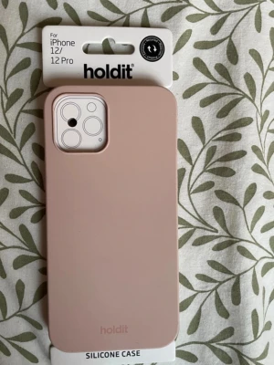 Holdit Mobilskal iPhone 12 - Mobilskal i silikon från Holdit i färgen Blush pink. För iPhone 12/ iPhone 12 Pro.  Helt ny bara testad. Köpt från travelsandbags.se