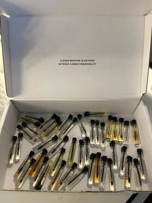 Essnce parfym testkit - Säljer 46 st av essnce parfymtester. Alla som är i deras ”testkit dam” ingår förutom: Absolu vanilla, Cozy goddess, Milky flower, I am vanilla, High on chai, Oh darling, Strawberry eclair, Carashmellow, Cherrylicious, Eau de caramel, Berries & cream, Second skin, 1992 och Tarte au citron