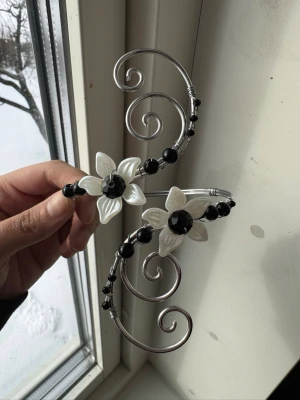 Armcuff  - Finns både i silver och guld💞 Lättböjd material som är enkel att justera. Vid osäkerhet, skriv gärna din till mig din omkrets på armen🥰 Jag gör även customs!