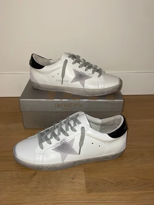 Golden Goose skor - Golden goose sneakers vit svart👊skriv vid intresse och funderingar!🫶shoebag och skopåse följer med 🤞