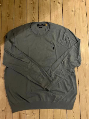 Blå Ralph lauren sweatshirt - Här har vi en snygg blå Ralph lauren sweatshirt. Passar till alla tillfällen, inprincip oanvänd (ca. 2 användningar). Kostar hela 2099kr ny!!! Så tveka inte att skriva om du har några frågor :)