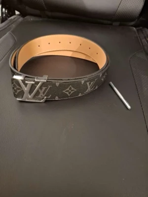 Svart bälte - Svart bälte med silvrigt spänne, hål görare  ingår, aldrig använd