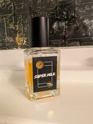 Super milk från Lush  - Super Milk parfym från Lush 30 ml. Kolla gärna min profil, jag har fler parfymer. 