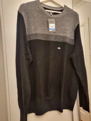 Grå och svart stickad tröja Van Heusen - Snygg stickad tröja från Van Heusen i storlek XL.