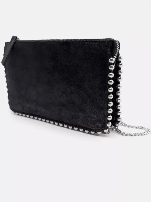 Svart mocka axelväska med kedja - Snygg svart axelväska i mocka med silverfärgade kedjedetaljer längs kanterna och en lång kedjerem. Väskans ena dragkedjas hand tag är lite trasig som nu ser på bilden. 