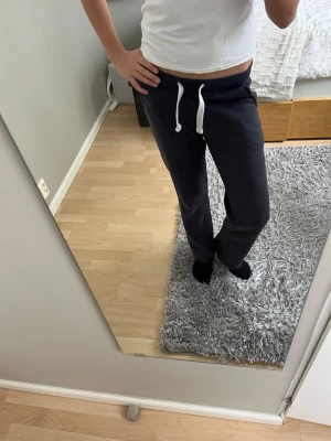 Russemerch byxor blå  - Blå russemerch byxor i storlek xs. De är använda mycket, dels är de lite urtvättade i färgen som man ser på bilderna och har en liiiiten ljus fläck som knappt syns, annars i fint skick💞våga skicka prisförslag!