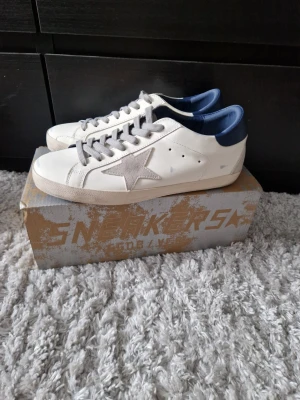 Golden Goose - Skor i väldigt bra skick som passar bra på sommaren. Skriv gärna om ni har några frågor 