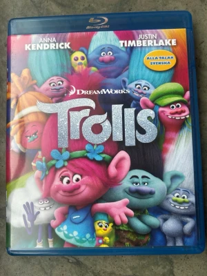Trolls blu-ray - Blu-ray-utgåva av filmen "Trolls" från DreamWorks. Filmen har en speltid på 1 timme och 32 minuter. Ljudspår finns på svenska (5.1 DTS-HD MA) och engelska (7.1 DTS-HD MA). Textning finns på svenska och engelska. Region B. Extramaterial inkluderar "Travel Through Troll Village", "Creating Troll Magic", "Deleted Scenes" och mer. Filmen är rekommenderad från 7 år.  Finns på språk: Svenska, Engelska   OBS!! skivorna är begagnade så det kan förekomma repor/hairlines på skivorna, men då jag kollar ige