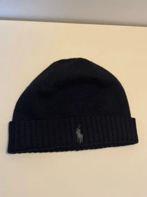 Ralph Lauren Mössa - Säljer en riktigt fräsch Ralph Lauren mössa i väldigt bra skick! Knappt använd! Köpt på Ralph Lauren egna hemsida för många år sen för 700 kr. Kan gå ner i pris vid snabb affär! PM för mer information! ⭐️
