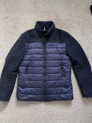 Schneiders  - Schneiders navy jacka, säljes i bra skick | Sparsamt använd | Storlek M | Hör av er vid eventuella frågor eller funderingar!