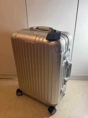 Silver resväska från Rimowa - Hejsan . Dags att sälja min välsköt Rimowa Cabin i silver färg . Bagaget är i nyskick , inga skador , skavanker eller liknande . Allt är i 100% skick . Köptes för circa 2 månader sedan , inget kvitto tillkommer . Säljer super billigt . Mitt pris är 6500kr - i butik 13,000 kr 