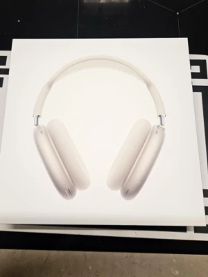 Apple AirPods Max starlight USB-C - Säljer mina Apple AirPods Max starlight (USB-C) I mycket fint skick endast använda ett fåtal gånger!  Kartong ingår!