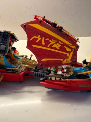 LEGO Ninjago Destiny's Bounty skepp - LEGO NINJAGO Destinys Bounty från Dragons Rising. Alla figurer ingår samt ritning och Original Box. Detta lego säljs inte längre av Lego. Inga bitar saknas samt får man till extra bitar. Perfekt för samling eller lek.                                                                  Original pris: 1600