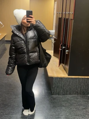Svart pufferjacka med huva - Svart pufferjacka ifrån h&m. Varm och snygg passform❣️