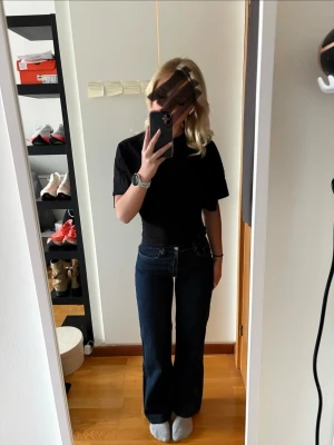 Mörkblå raka jeans från Zara - Snygga mörkblå jeans från Zara med raka ben och klassisk femficksmodell. Jeansen är mid-waist och är tillverkade i kraftig denim med kontrastsömmar. Jag är 160cm lång.