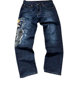 Evisu koi fish jeans - Tvärfeta evisu jeans med broderade koi fiskar på samt broderat den klassiska evisu loggan på fickorna. Använt ett fåtal gångar och säljer på grund av att de är för små. Ifall du har några vidare frågor så behöver du inte tveka på att höra av dig! :)