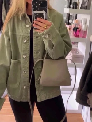 Grön Zara jeansjacka  - Fin jacka från Zara i storlek XS, perfekt till våren!