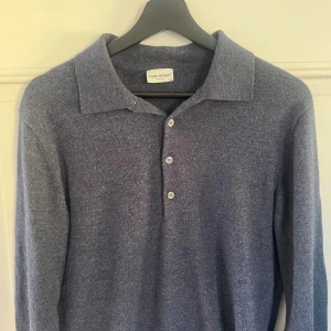 Blå långärmad piké, John Henric  - Mörkblå pikétröja från John Henric. 100% merinoull, mkt bra skick. Strl M passar även också S