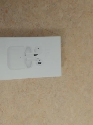 Pro 4 trådlösa hörlurar vita - Säljer ett par vita trådlösa hörlurar av modellen Pro 4. Hörlurarna har en stilren och kompakt design med rundade kanter och laddningsetui i plast. Medföljer laddningskabel och originalförpackning. Perfekta för musik, poddar och samtal.