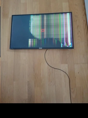 ASUS datorskärm med trasig display - Säljer en svart ASUS datorskärm med rektangulär form och tunn ram. Skärmen har en trasig LCD-panel med färgade linjer. Medföljer gör två formgjutna förpackningsdelar i brunt pappmaterial om samt en strömkabel. 180hz 27tum 0,05ms. Skärmen packas mycket bar och säkert så att den inte går sönder när den fraktas. Men man kan byta bara skärmen så att den kan fungera. 