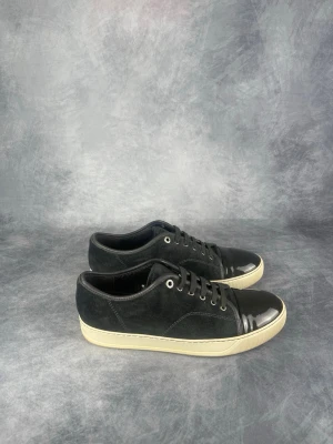 Lanvin DBB1 - Skick: 8,5/10. | Ingår: endast skorna. | Nypris: +- 5200 SEK. | Storleken är UK8.