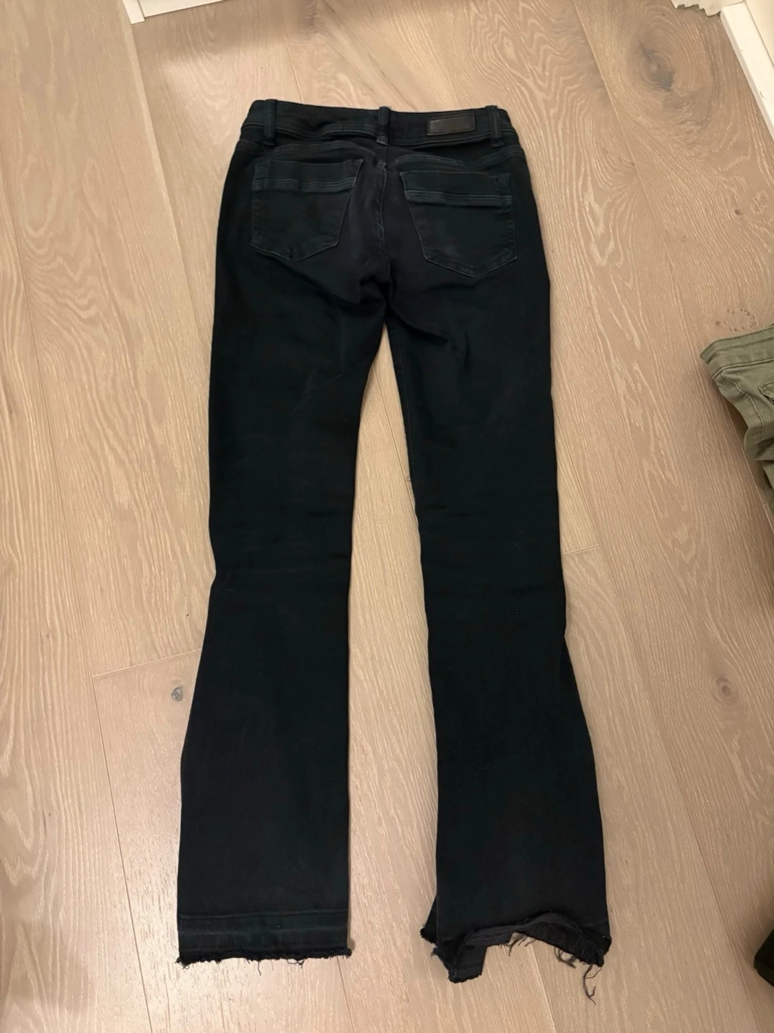 Svarta bootcut jeans - 3