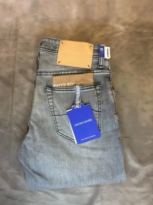 Jacob Cohen Jeans | Brand New W28 - Brand new med alla tags kvar | Storlek W28 | ÄKTA | Modell Nick