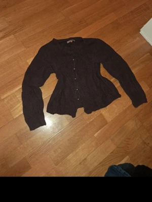 Stickad kofta Rabalder  - En stickad kofta ifrån rabalder i bra skick. En knapp saknas tyvärr längst ner men det kanske går att sy dit en ny. Annars kan man bara ha det så! Utöver det skulle jag säga att den är i ett mycket bra skick. Jag säljer då den är för liten för mig. Pris kan diskuteras! 💕